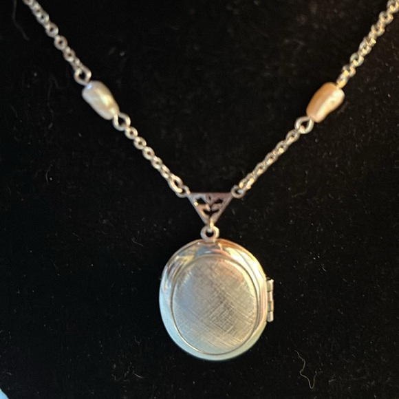 Avon Silver Tone Oval Shaped Locket With floral Design & Pearls - Picture 2 of 5